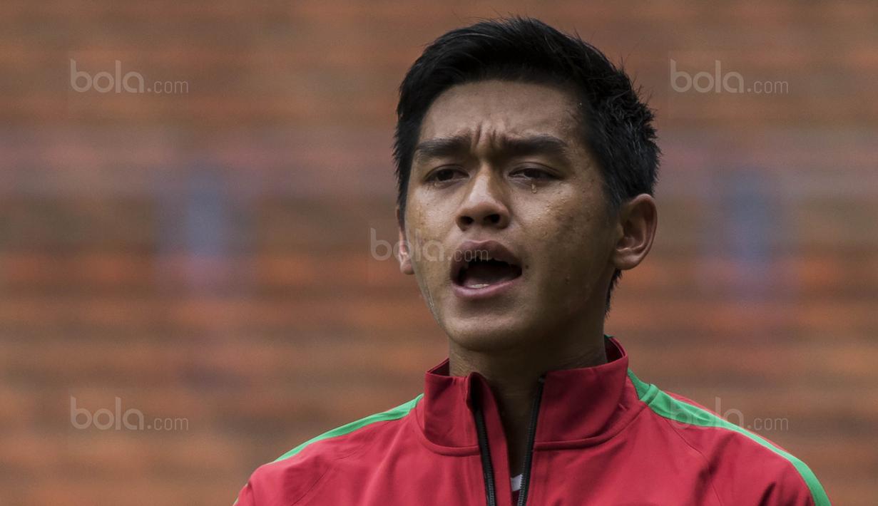 Gelandang Timnas Indonesia, Septian David, menitikan air mata saat lagu Indonesia Raya sebelum melawan Thailand pada laga  SEA Games di Stadion Shah Alam, Selangor, Selasa (15/8/2017). Kedua negara bermain imbang 1-1. (Bola.com/Vitalis Yogi Trisna)
