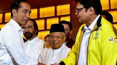 Capres petahana Jokowi bersalaman dengan Ketua Umum Partai Golkar Airlangga Hartarto. (Istimewa)