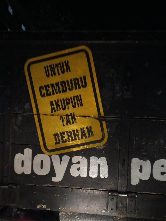 Tulisan Galau di Bak Truk