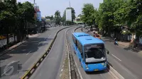 Bus Transjakarta melintas di kawasan Warung Jati, Jakarta, Minggu (12/6) Pemprov DKI Jakarta akan melakukan sterilisasi jalur Transjakarta mulai Senin nanti (13/6) dan hanya membolehkan 3 jenis kendaraan. (Liputan6.com/Helmi Afandi) 