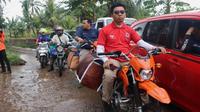 Tim Badan Nasional Penanggulangan Bencana (BNPB) mendistribusikan logistik kepada warga terdampak Gempa Cianjur di Desa Gasol Kecamatan Cugenang, Kabupaten Cianjur, Jawa Barat pada Sabtu (26/11/2022) dengan menggunakan motor trail. (Dok Badan Nasional Penanggulangan Bencana/BNPB)