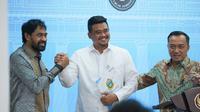 Mensesneg Prasetyo Hadi mengumumkan keputusan Presiden Prabowo Subianto terkait polemik 4 pulau Aceh-Sumut. Prabowo menyatakan bahwa 4 pulau itu masuk wilayah Aceh. (Foto: Istimewa)