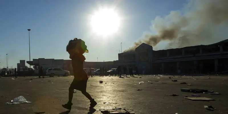 Potret Kerusuhan dan Aksi Penjarahan di Afrika Selatan