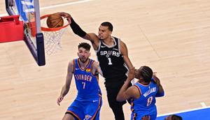 Pemain Spurs Victor Wembanyama melakukan dunk saat melawan Thunder di final Wilayah Barat NBA 2026 (AFP)