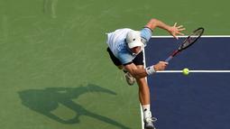 Petenis Afrika Selatan, Kevin Anderson, mengembalikan bola pukulan petenis Prancis, Jo-Wilfried Tsonga, dalam Turnamen Tenis Shanghai Masters, Jumat (16/10/2015). (AFP Photo/Greg Baker)