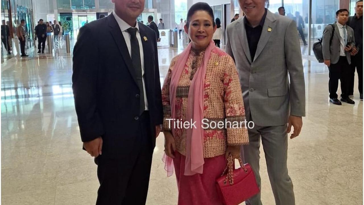 Titiek Soeharto Hadiri Rapat Paripurna DPR RI, Gaya Serba Pink Curi Perhatian!