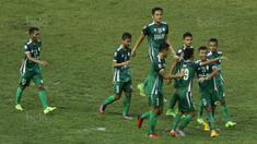 Para pemain PSMS Medan merayakan gol yang dicetak oleh Choiril Hidayat ke gawang Martapura FC pada laga Liga 2 di Stadion Patriot, Bekasi, Senin (13/11/2017). PSMS Medan menang 2-1 atas Martapura FC. (Bola.com/ M Iqbal Ichsan)