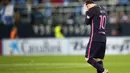 Ekspresi bintang FC Barcelona, Lionel Messi yang memegang kepalanya setelah timnya kalah dari Malaga pada lanjutan La Liga Spanyol di di Estadio La Rosaleda (8/4/2017). Barcelona kalah 0-2 dari Malaga. (AP/Daniel Tejedor)