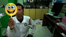 Harsono (42), mencoba kacamata dengan filter khusus untuk melihat fenomena gerhana matahari di Jogja Astro Club, Yogyakarta, Minggu (6/3). Kacamata gerhana matahari menjadi buruan warga yang ingin menyaksikan fenomena alam tersebut (Boy Harjanto)