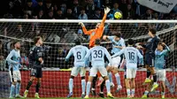 Kiper Celta, Ionut Radu, menghalau bola saat pertandingan sepak bola La Liga Spanyol antara Celta Vigo dan Real Madrid di Vigo, Spanyol, Sabtu (7-3-2026) dini hari WIB. (AP Photo/Lalo R. Villar)