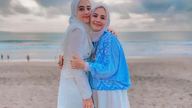 6 Potret Kebersamaan Fairuz A Rafiq dan Elma Theana, Bak Saudara Kandung