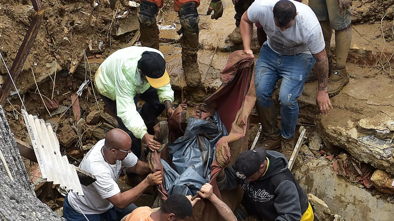FOTO: Puluhan Orang Tewas dalam Banjir Bandang dan Tanah Longsor di Brasil
