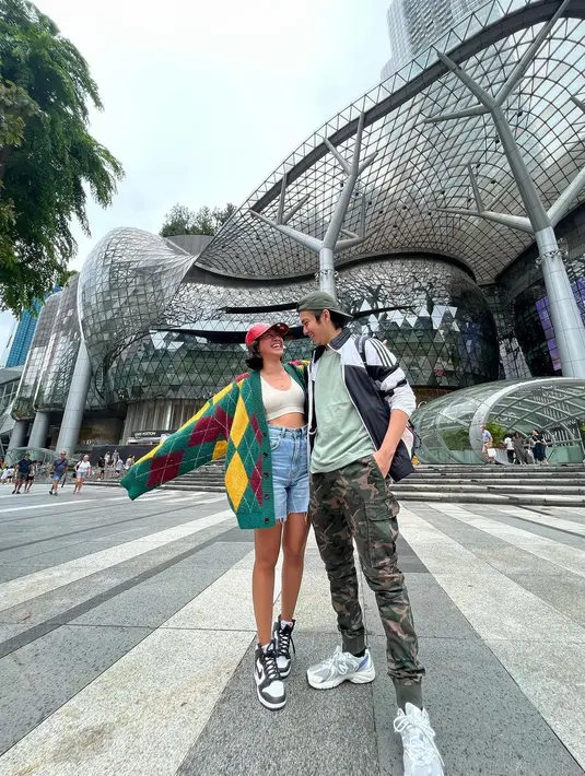 Seperti potret ini, keduanya tetap terlihat stylish dengan outfit kasual saat berkunjung ke berbagai tempat di Singapura.  (Instagram/shenacinnamon).