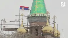 Warga sebuah desa di Serbia melakukan penghormatan bagi Presiden Rusia, Vladimir Putin, dengan membuat sebuah gereja bergaya khas Rusia.