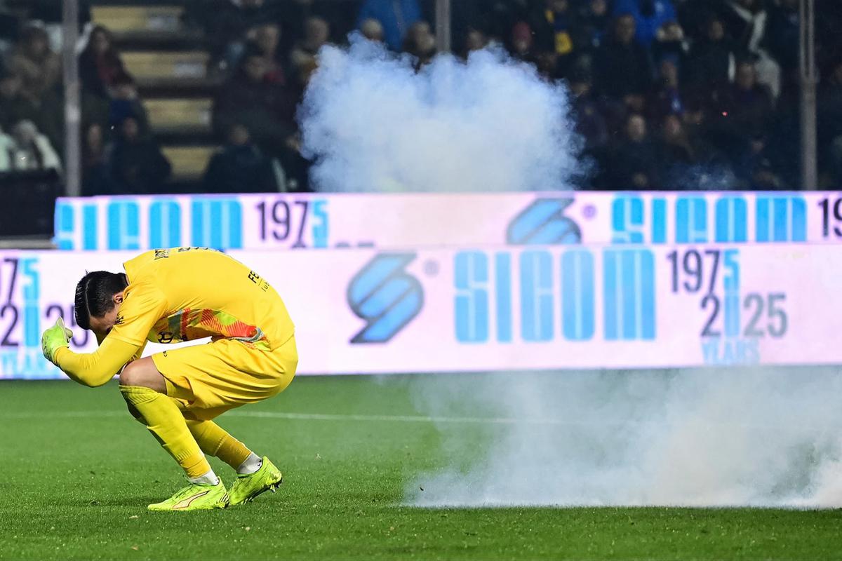 FOTO: Kiper Timnas Indonesia Emil Audero Jadi Korban Insiden Flare di Laga Cremonese Kontra Inter Milan