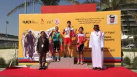 Pebalap sepeda junior Indonesia, Liontin Evangelina Setiawan, finis di urutan ketiga kategori Women Junior Individual Time Trial pada ajang yang digelar di Bahrain International Circuit, Minggu (26/2/2017). (Bola.com/Istimewa)