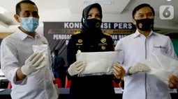 Kepala Kantor Bea Cukai Bandara Soetta Finari Manan (tengah) menunjukan barang bukti narkoba jenis sabu saat rilis di Kantor Bea Cukai Bandara Soetta, Tangerang, Jumat (18/9/2020). Selama pandemi COVID-19 Bea Cukai berhasil menggagalkan 177 kasus penyelundupan narkoba. (Liputan6.com/Fery Pradolo)