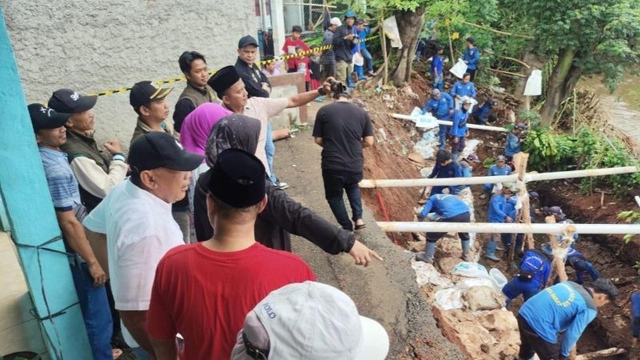 Pemerintah Kota Jakarta Barat Sigap Lakukan Penanganan Tanah Longsor di Kembangan dengan Bronjong