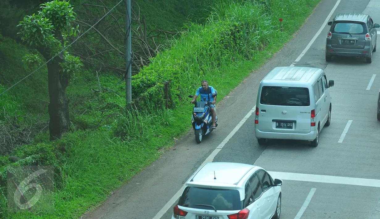 Pengendara motor memutar arah setelah memasuki Tol Ulujami - Serpong, Tangerang Selatan, Jumat (14/4). Minimnya rambu dan penjagaan petugas, membuat pengendara motor tersebut terjebak masuk ke jalur menuju pintu Tol. (Liputan6.com/Helmi Afandi)