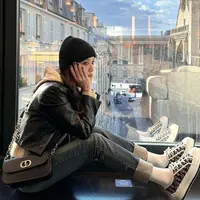 Selalu chic di ragam kesempatan, kali ini inspirasi gaya berdenim ala Jisoo B;ackpink tak boleh terlewatkan. [Foto: Instagram/ Sooyaaa_]