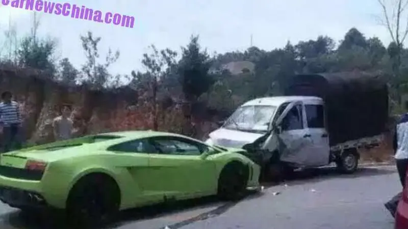 Lamborghini Hilang Kendali dan Seruduk Pikap