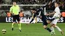 Gelandang Bordeaux Javairo Dilrosun (tengah) ditekel oleh gelandang Paris Saint-Germain (PSG) Julian Draxler pada matchday ke-13 Liga Prancis 2021/2022 di Stadion Matmut Atlantique, Minggu (7/11/2021) dini hari WIB. PSG menang tipis 3-2, dengan dua gol disumbangkan Neymar. (Philippe LOPEZ/AFP)