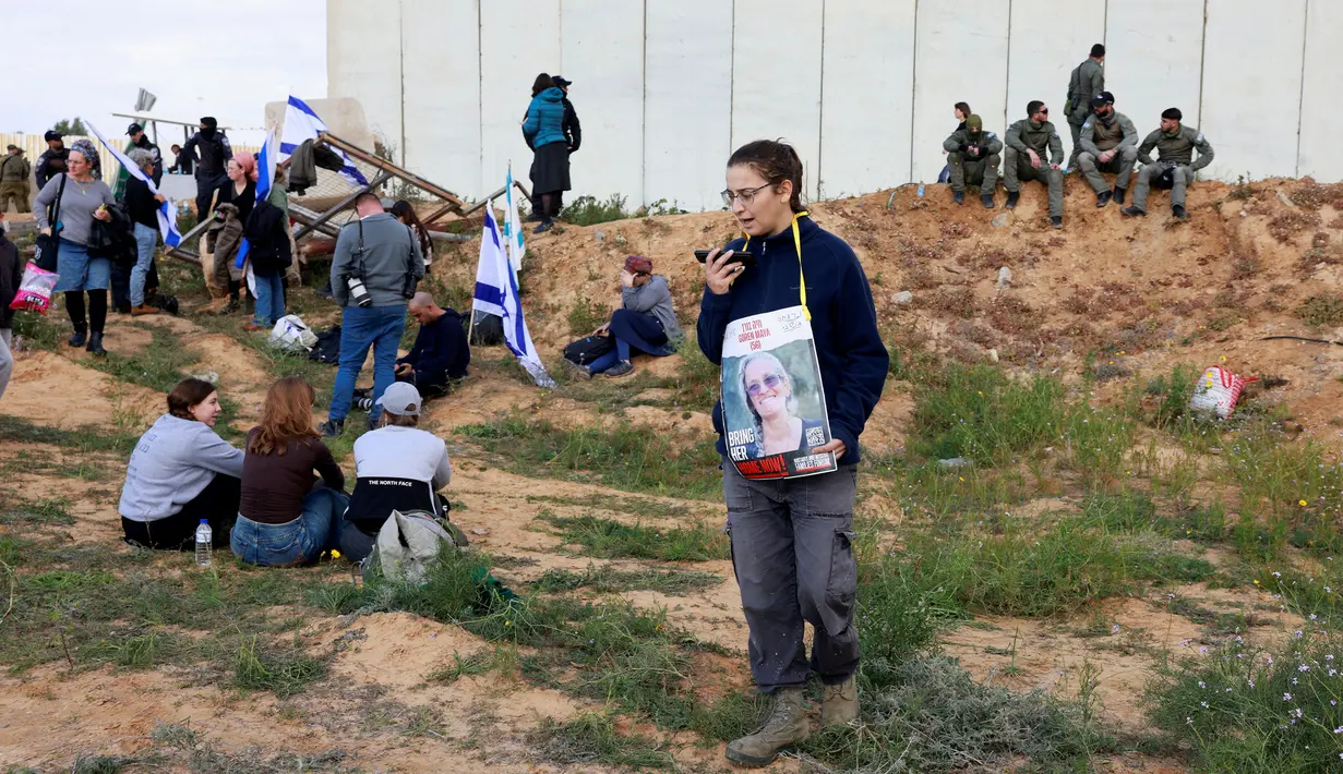 Para pengunjuk rasa mendesak pemerintah untuk melarang bantuan kemanusiaan mencapai Gaza. (Menahem Kahana/AFP)
