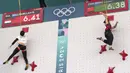 Atlet panjat tebing Indonesia, Rajiah Salsabillah (kiri) kalah cepat 0,03 detik dari wakil China, Deng Lijuan pada babak semifinal cabang olahraga panjat tebih Olimpiade Paris 2024 di Le Bourget Sport Climbing Venue, Paris, Prancis, Rabu (07/08/2024). (AP Photo/Tsvangirayi Mukwazhi)