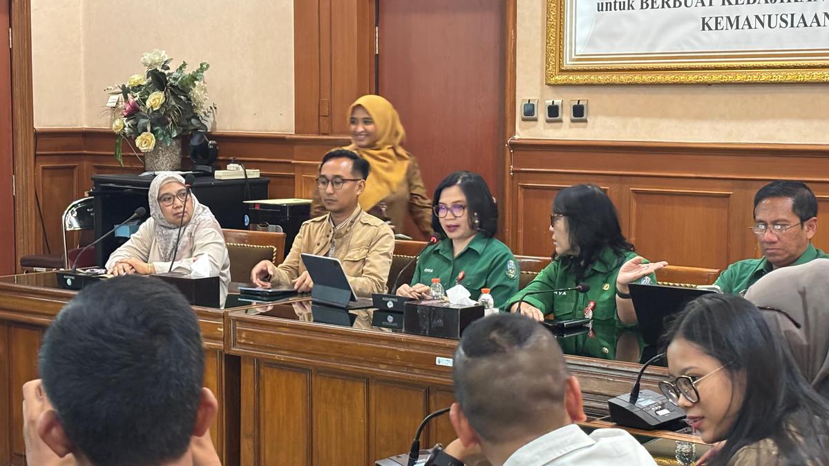 Direktur RSUD Dr Soetomo, Prof Dr Cita Rosita Sigit Prakoeswa merilis hasil penyelidikan sementara keracunan 178 PPDS. (merdeka.com/erwin yohanes).