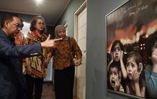 FOTO: Pameran Perdana Lukisan AI Karya Denny JA di Mahakam Residence
