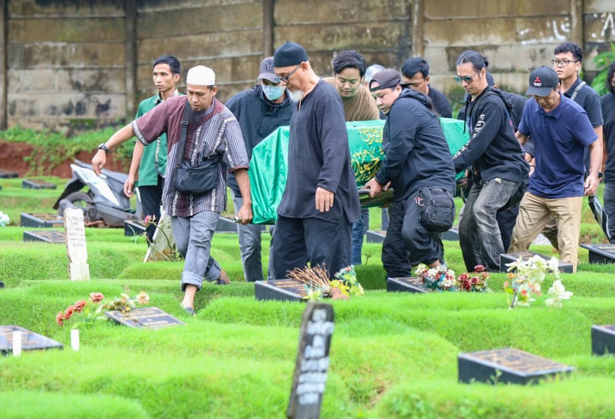 FOTO: Penghormatan Terakhir untuk Donny Fattah di TPU Kampung Kandang