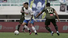 Gelandang PSIS Semarang, Jonathan Cantillana, mencoba melewati hadangan pemain PS Tira Persikabo. (Bola.com/Yoppy Renato Manalu)