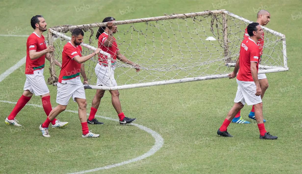 Para pemain Calcio Legend mengangkat gawang saat akan berlatih di SUGBK, Jakarta. Calcio Legend merupakan tim yang terdiri dari kumpulan mantan bintang Serie A. (Bola.com/Vitalis Yogi Trisna) 