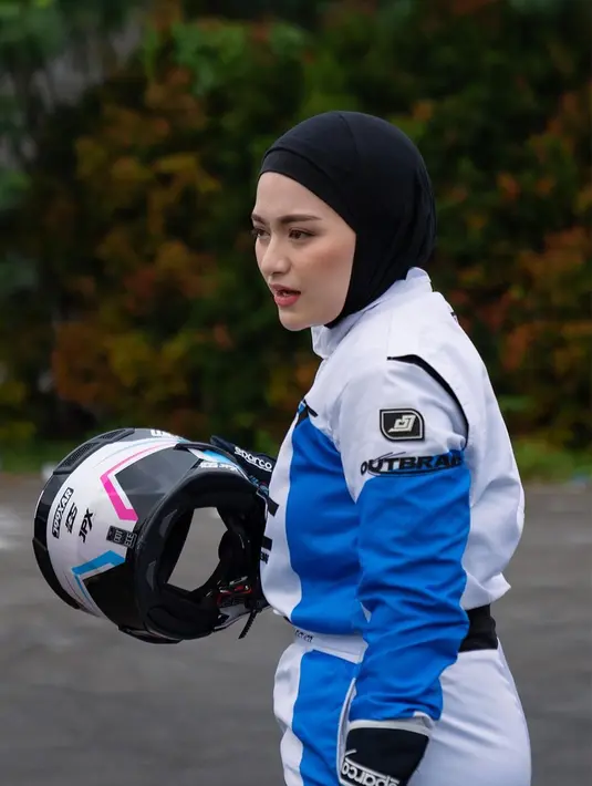 Demi keselamatan, Nathalie mengenakan drifter suit berwarna putih biru [@nathalieholscher]