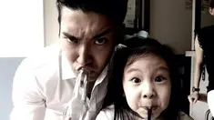 Pria kelahiran 10 Februari 1987 ini selalu menghabiskan waktu bersama keponakannya di sela-sela kesibukannya. (Liputan6.com/twitter/@siwonchoi)