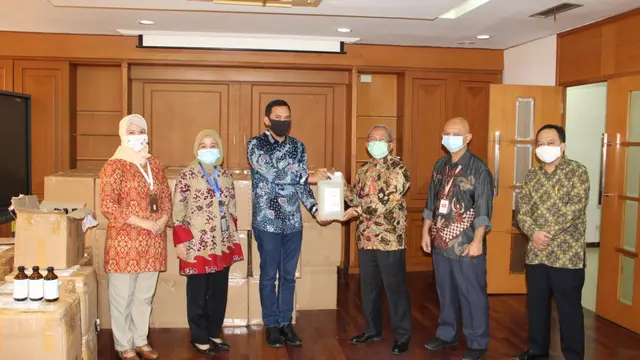 Penyerahan hand sanitizer Diageo Indonesia di Kementerian Perindustrian