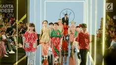 Sejumlah model anak membawakan busana rancangan desainer Three Little Ahmads pada Jakarta Modest Fashion Week (JMFW) di Gandaria City, Jakarta, Sabtu (29/7). Untuk keempat kalinya JMFW digelar di Jakarta pada 26-29 Juli 2018. (Kapanlagi/Bayu Herdianto)