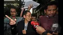 Wakil Ketua KPK Adnan Pandu Praja menjawab pertanyaan wartawan usai mendatangi Mabes Polri di Jl Trunojoyo, Jakarta, Jumat (23/1/2015). Pandu meminta Wakapolri untuk membebaskan Bambang (Liputan6.com/Miftahul Hayat)