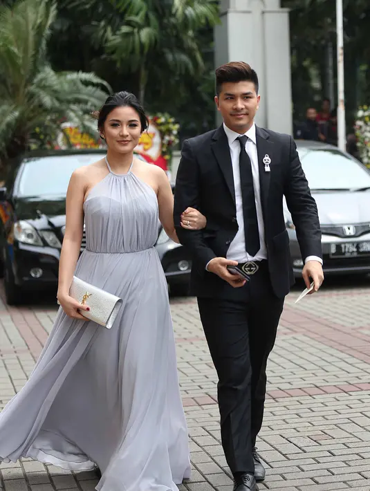 Pasangan yang selalu tampil mesra, Glenn Alinskie dan Chelsea Olivia. Pasangan itu tampak serasi saat hadir di nikahan pernikahan Sandra Dewi dan Harvey Moeis. (Nurwahyunan/Bintang.com)