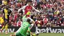 Pemain Arsenal, Kai Harvertz, berusaha melewati kiper Bournemouth, Mark Travers, pada laga pekan ke-36 Premier League 2023/2024 di Stadion Emirates, Sabtu (4/5/2024). (AP Photo/Frank Augstein)
