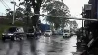 Angin Kencang Bogor, 3 Tiang Listrik &amp; Papan Iklan Roboh