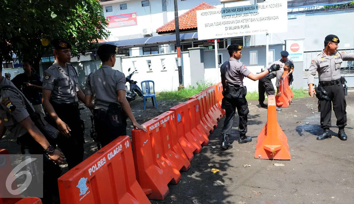 Sejumlah Polisi satuan Brimob saat berjaga di Dermaga Nusakambangan, Cilacap, Jawa Tengah, Rabu (27/7). Menjelang eksekusi Tahap 3 sejumlah persiapan dilakukan oleh Lapas Nusakambangan. (Liputan6.com/Helmi Afandi)