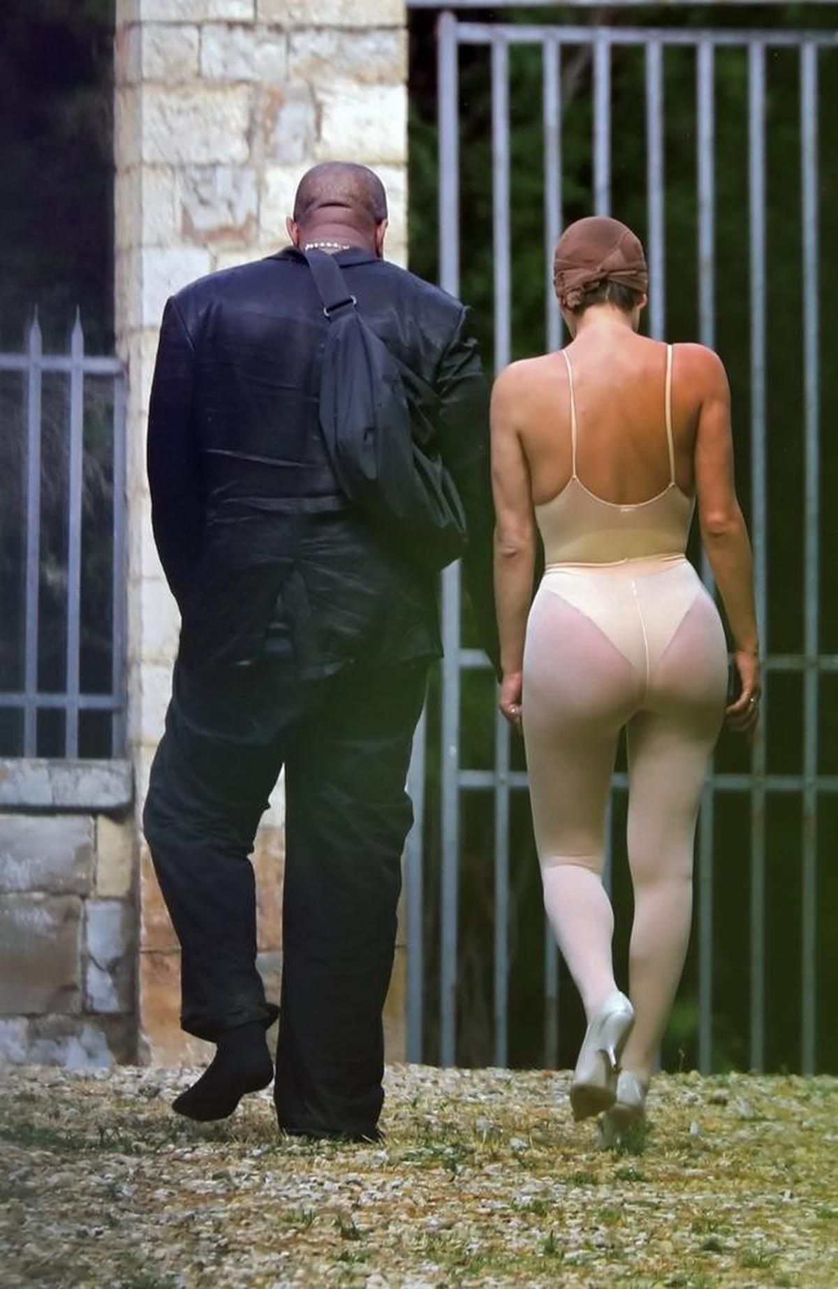 Pakaian Aneh Bianca Censori