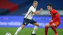 Gelandang Inggris, James Ward-Prowse, berebut bola dengan gelandang Wales, Dylan Levitt, pada laga persahabatan di Stadion Wembley, Jumat (9/10/2020) dini hari WIB. Inggris menang 3-0 atas Wales. (AFP/Nick Potts/pool)