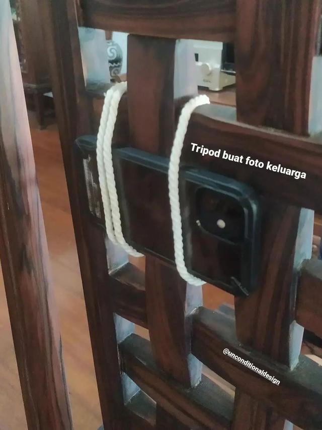8 Aksi Nyeleneh Orang Enggak Punya Tripod saat Pakai Gadget Ini Kocak
