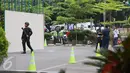 Seorang petugas kepolisian bersenjata terlihat berjaga di sekitar Menara Cakrawala, Jakarta, Sabtu (16/1). Pasca ledakan di Jalan MH Thamrin pada Kamis (14/1) lalu, petugas keamanan menutup rapat pintu masuk gedung tersebut. (Liputan6.com/Faizal Fanani)