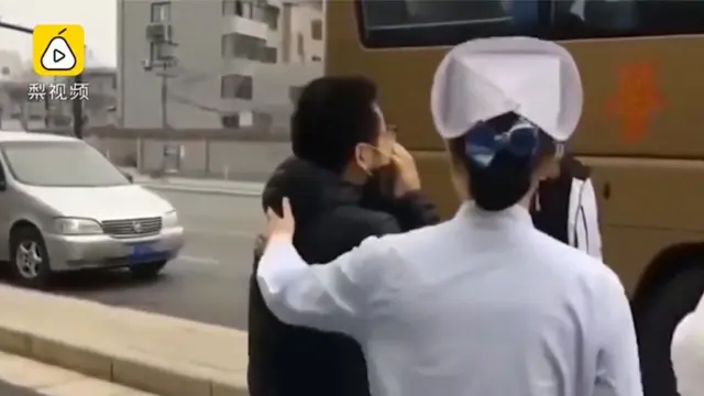 Viral Pria Menangis Melepas Istri Jadi Relawan Perawat Pasien Virus Corona di Wuhan