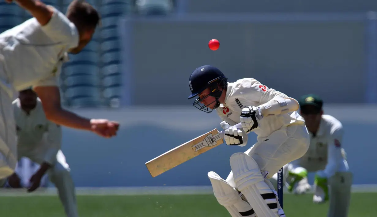 Pemain Inggris Mason Crane (kanan) menghindari bola yang dilempar pemain Cricket Australia XI, Paceman Jackson Coleman saat bertanding pada hari kedua pertandingan empat hari Ashes di Adelaide Oval di Adelaide (9/11). (AFP Photo/Saeed Khan)