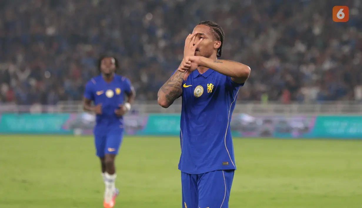 Pemain Chelsea merayakan kemenangan usai mengalahkan AC Milan dengan skor 3-0 dalam laga Indonesia Super Cup 2026 di Stadion Utama Gelora Bung Karno (SUGBK), Jakarta, Sabtu (8/8/2026). João Pedro mencetak dua gol, sedangkan satu gol Chelsea lainnya disumbangkan Moisés Caicedo. Chelsea memastikan gelar juara Indonesia Super Cup 2026 setelah tampil dominan sepanjang pertandingan. (KLY/Budy Santoso)