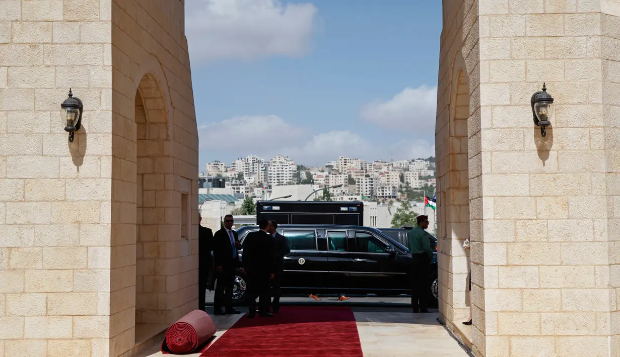Mobil limo Presiden Donald Trump yang berada di luar Istana Kepresidenan saat pertemuan dengan Presiden Palestina Mahmoud Abbas di Tepi Barat Kota Bethlehem (23/5). (AP Photo / Evan Vucci)